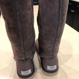 Uggs tall classic brown boot size w9